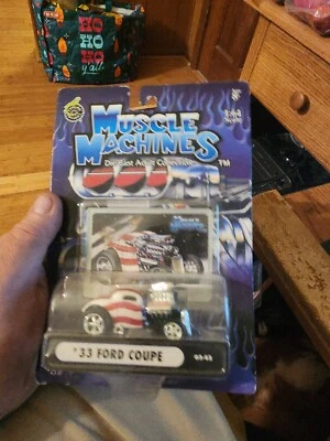 2003 Muscle Machines '33 Ford Coupe Red, White & Blue 03-42 New on Card - Image 1 of 4