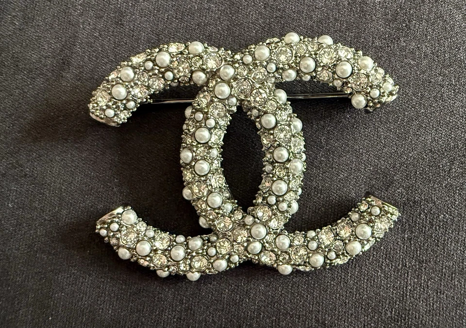 Broche de metal Chanel Coco Mark perla Foto 1 de 4