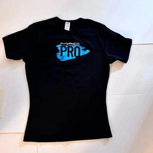 Raro! T-shirt MAC Cosmetics anni 2000 - nera con logo MAC PRO blu - XL - Foto 1 di 9