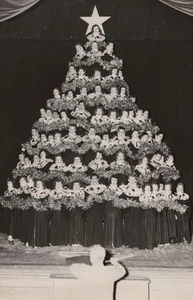 Grupo de conciertos de coro de la década de 1950 formación de árbol de Navidad actuación escénica - Imagen 1 de 3
