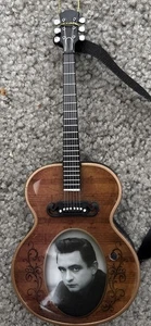 Johnny Cash Gitarre beleuchtet & spielt musikalisches Ornament spielt "Jackson". - Bild 1 von 3