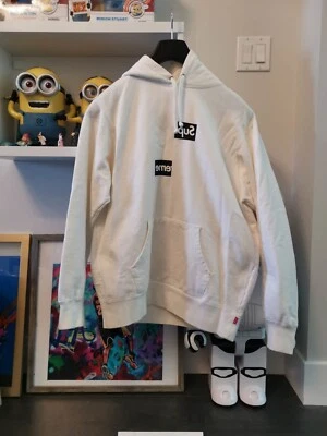 CAMISA CDG Supreme Comme des Garcons Sudadera con Capucha Logotipo Caja Dividida Blanca Talla L Foto 1 de 4
