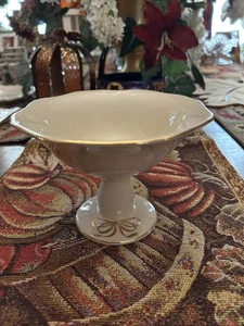 De colección - Regalos Teleflora - Plato de caramelo con pedestal con adornos dorados y lazos dorados - Imagen 1 de 4