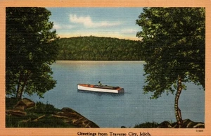 POSTAL SALUDOS DESDE TRAVERSE CITY MICHIGAN - BOTE DE REMOS EN EL LAGO - Imagen 1 de 2