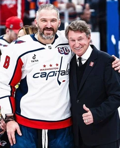 Alex Ovechkin Passes Gretzkys Goal Record 895 Washington Capitals 8x10 NHL Photo - Picture 1 of 1