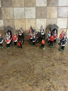 Lot Of 17 Vtg Britians LTD. British Plastic Soldiers Queens Guard 2 Sentry Tower - Picture 1 of 11