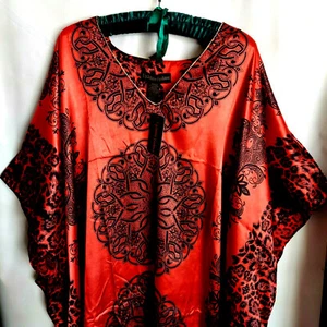 Kaftan rot schwarz Medaillon Print V-Ausschnitt seidiger Satin One Size Up2date Mode NEU - Bild 1 von 9