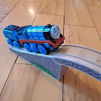 ¡GORDON A PILAS! ¡FUNCIONANDO! Tren Thomas ferrocarril de madera Foto 1 de 4