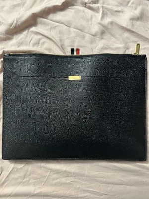 Porta documentos grande Thom Browne grano guijarro negro marca. Precio original 950 Foto 1 de 4