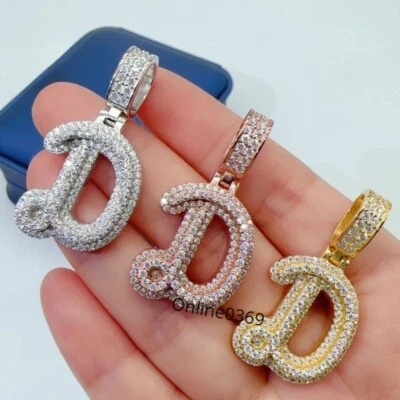 Colgante cursiva con letra inicial en D para hombre en plata 925 de moissanita y circonita cúbica Foto 1 de 4