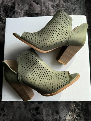 Tacones peep toe restringidos con tacones de 3 1/2 pulgadas. Color verde.  Foto 1 de 4