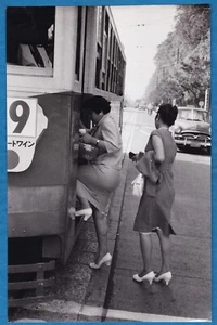 original Marc Riboud Magnum large vintage photo women & city tram Japan 1958 - Picture 1 of 3