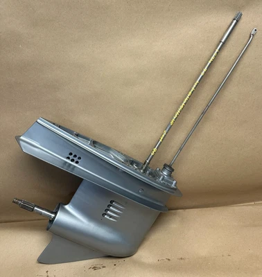 Unidad inferior fueraborda Johnson & Evinrude 1974-1977 40/48/50/55/60 HP 20" usada OEM Foto 1 de 4