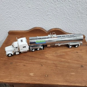 Tonkin Replicas Peterbilt 379 & Tanker Trailer HENIFF TRANSPORTATION SYSTEM 1/53 - Picture 1 of 10