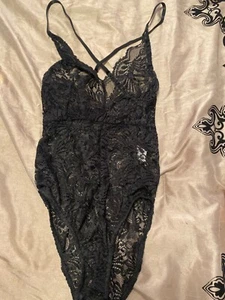 PRETTY LITTLE THING LUCILLE BODYSUIT SCHWARZ TRANSPARENT SPITZE GEKREUZTER RÜCKEN - Bild 1 von 4