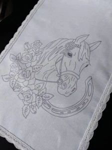 Runner da tavolo in cotone stampato ricamato a mano "Flores The Horse" CSO164 - Foto 1 di 1