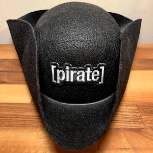 Cappello Pirata ADULT SWIM SDCC 2024 - Battle for the Booty Edizione Limitata 200 - NUOVO - Foto 1 di 8