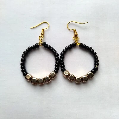 Brincos de gancho quadrado tom dourado preto com miçangas feitos à mão boho chique mod - Imagem 1 de 4