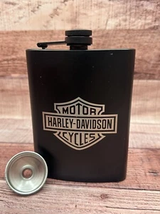 Frasco y embudo de bolsillo para cadera grabado láser Harley Davidson con tu nombre puesto. - Imagen 1 de 11