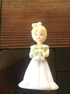 Figurina Enesco Crescita Compleanno Bambina 4 Anni Capelli Biondi - Foto 1 di 2