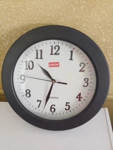 Wanduhr Heftklammern Bürobedarf Logo  - Bild 1 von 2