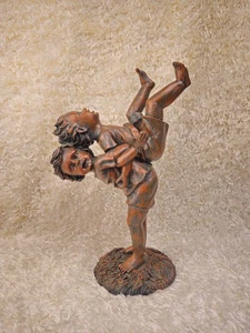 Bronzefarbene Harzstatue von spielenden Kindern 10,5" groß Skulptur rustikal Zuhause De - Bild 1 von 15