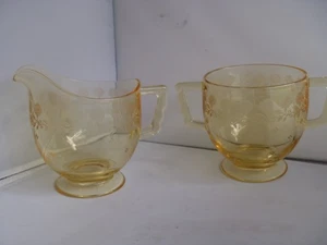 Guirnalda de vidrio amarillo vintage Fostoria flores azúcar y crema - Imagen 1 de 7