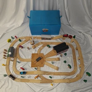Set quasi completo 100 pezzi - Ferrovia in legno Thomas & Friends LC99402 - Foto 1 di 10