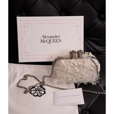 Auténtico bolso de mano Alexander McQueen plateado con joyas Skelton Knuckle Foto 1 de 4