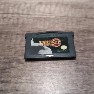 Golden Sun (Game Boy Advance, 2003) solo carrello autentico, etichetta testata danneggiata - Foto 1 di 3