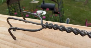 Strumento ferro forgiato a mano vintage manico ritorto rastrello carbone grabber filo giardino primitivo - Foto 1 di 3
