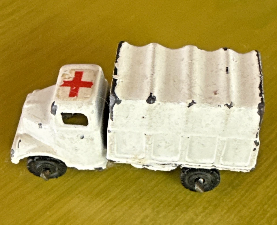 Camión de transporte de colección Barclay de metal de juguete cubierto de lona cabina de cruz roja blanca  Foto 1 de 4