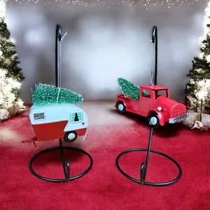 Retro Camper und roter Pickup Truck mit Weihnachtsbäumen oben Ornamenten - Bild 1 von 13