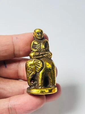 Lp Ngern Paseo Elefante Mini Estatua Amuleto Dinero Talismán de la Suerte WAT BANG KLARN Foto 1 de 4