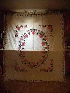 HANDGEMACHTE VOLLE SOMMERDECKE, KREUZSTICH ROSA ROSEN, MIT GRÜNEN RANKEN, #62 - Bild 1 von 8