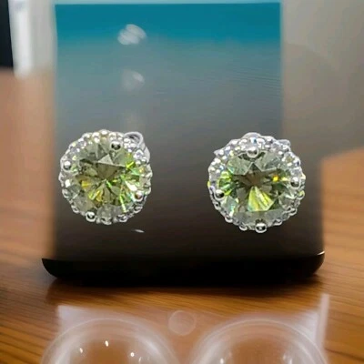 Hermosos aretes de plata de ley 925 con halo de piedra verde con detalles de circonita cúbica  Foto 1 de 4