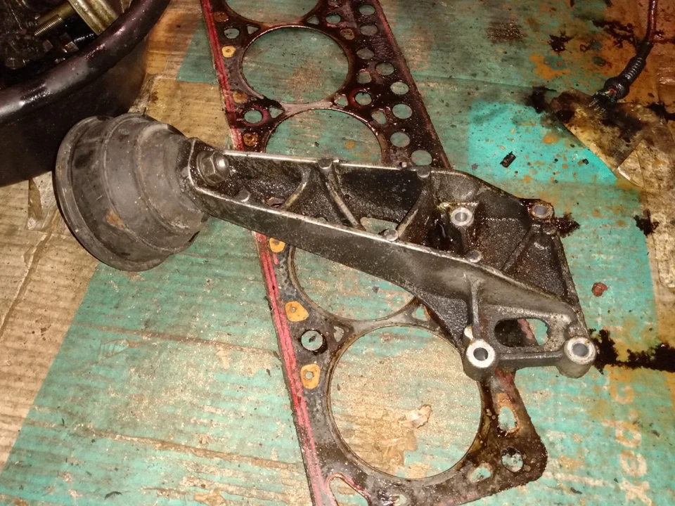 BMW 535i (E34) M30B35 1991 soporte de brazo de montaje del motor izquierdo Foto 1 de 1