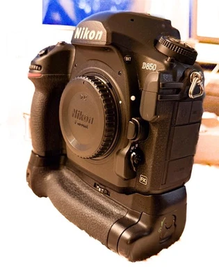 Nikon D850 Kit: Body, MB-D18 Griff, Ladegerät, 2 Akkus, Box, Top Zustand  - Bild 1 von 4