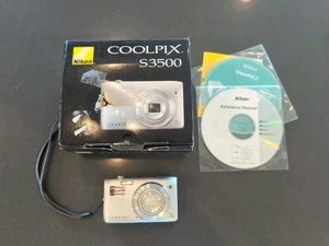 Nikon Coolpix S3500 20,1 megapixel fotocamera digitale 7x zoom ottico argento senza caricatore M60 - Foto 1 di 10