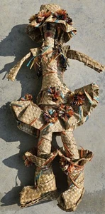 Muñeca de arte popular de paja tejida vintage grande 30 pulgadas intrincada - Imagen 1 de 8