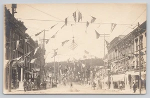 Cooperstown NY Centennial Celebration 1907 RPPC Pferdebuggy alte Geschäfte Flaggen - Bild 1 von 2