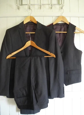 Terno masculino FELLINI CINZA XADREZ 3 PEÇAS AJUSTE SOB MEDIDA TAMANHO 36"S PEITO 30" CINTURA 29"L - Imagem 1 de 4