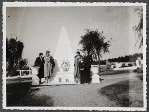 Cementerio: Lápida conmemorativa de hombres y mujeres con flores instantánea de cementerio de los años 30 - Imagen 1 de 1