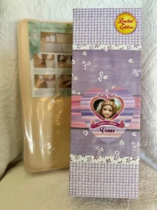 Rubinrot Fashion Friends Neu im Karton limitierte Auflage Venus mit Tagesbett 14 Zoll Puppe - Bild 1 von 4