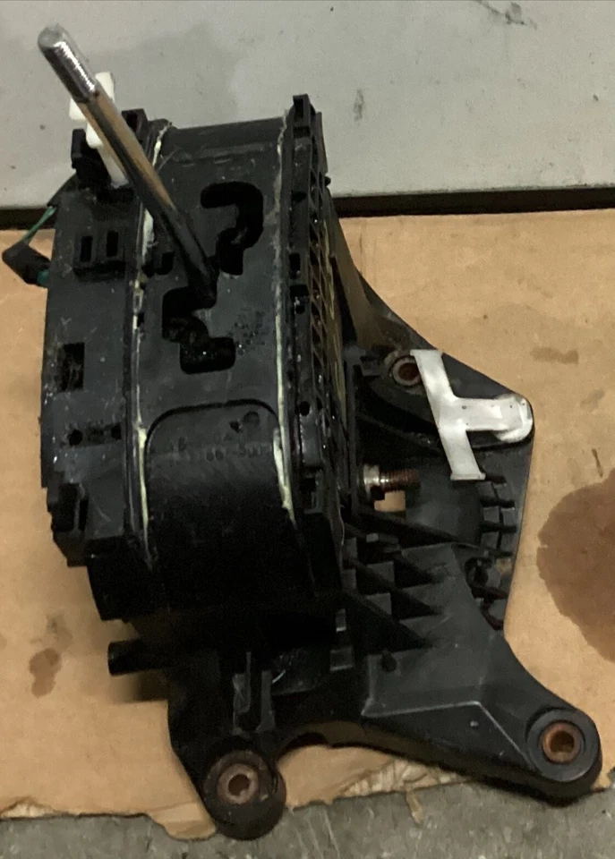 02-05 LEXUS SC430 AUTOMATIC GEAR SELECTOR SHIFT SHIFTER MECHANISM ASSEMBLY - Image 1 of 1