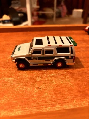 Coche de fricción Hess 2014 gasolina SUV blanco con luces (no probado) ruedas de goma Foto 1 de 4