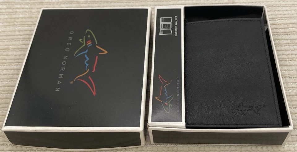 Cartera Greg Norman de cuero para hombre triple negra con emblema de tiburón en caja tiene defecto Foto 1 de 4