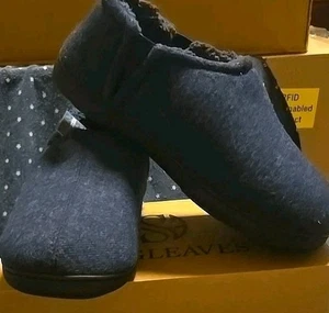Men's SNUGLEAVES SLIPPERS SHOES Size 9/10 Fabric Closed Toe Slip On Navy Blue - Picture 1 of 8