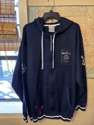 Chaqueta con capucha para hombre Pepe Jean azul marino con emblemas. Muy buena calidad. Usado en excelente estado Foto 1 de 4