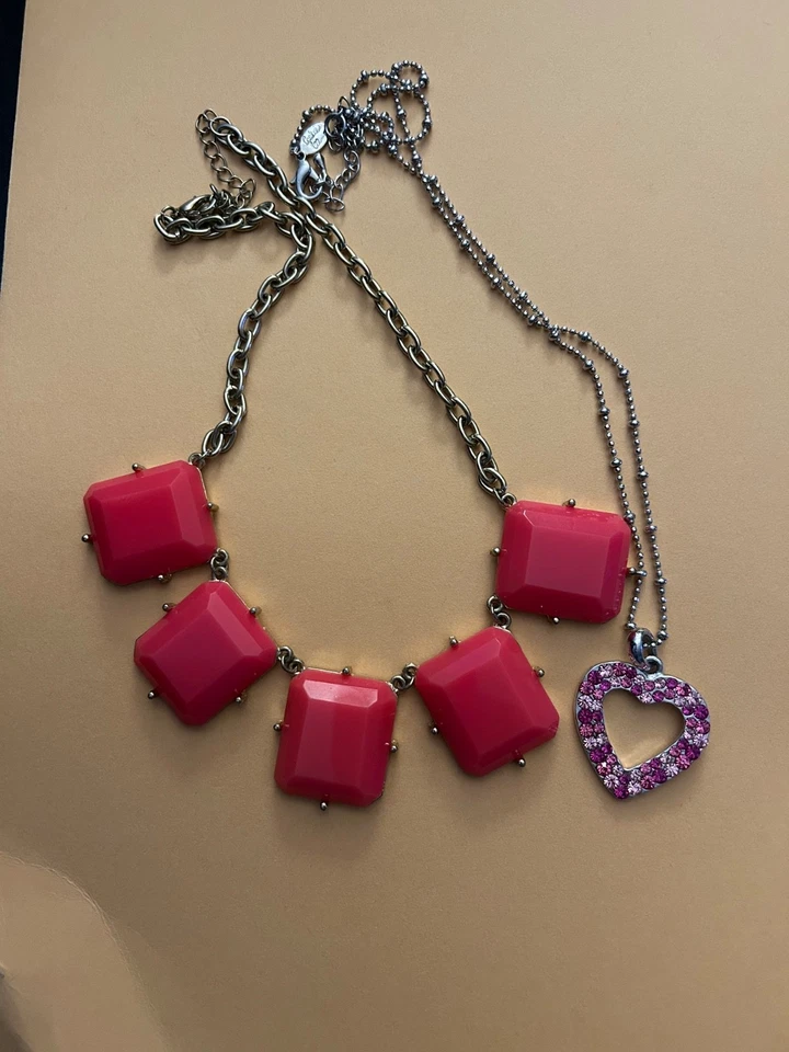 Lote de 2 Collares Rosa Cookie Lee Corazón Declaración Usados Foto 1 de 1